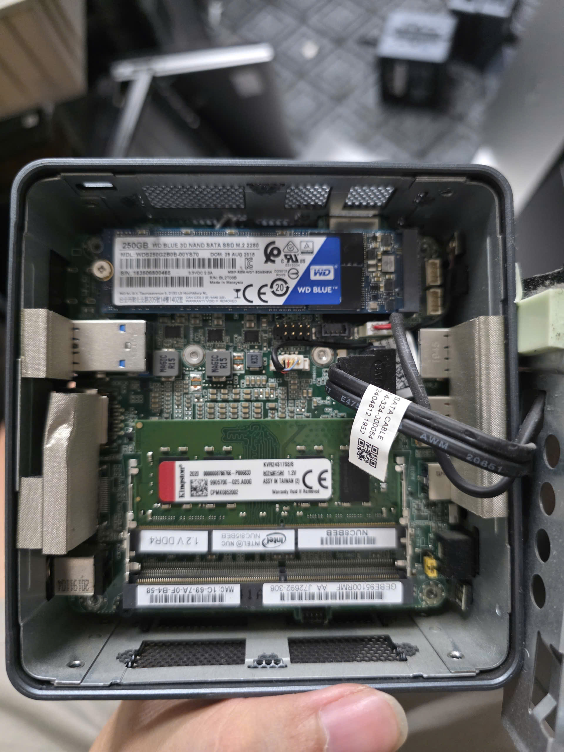 INTEL BOX NUC8i5BEH1 I5 8259U 8GB 250GB SSD